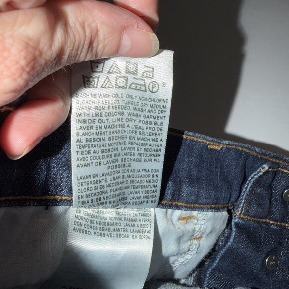 Levis Denim Shorts Women’s Dark Wash Size 30 Button Front Mid Length 5 Pocket - Picture 11 of 11